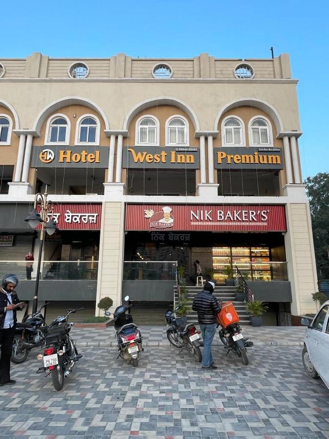 Hotel West Inn Premium Kharar Eksteriør bilde